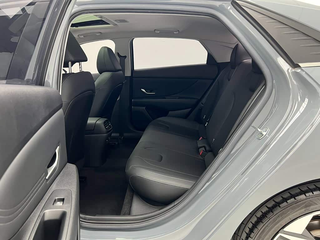Hyundai Elantra 1.5 л 2022 г. Серебристо-серый, пробег 30000 км