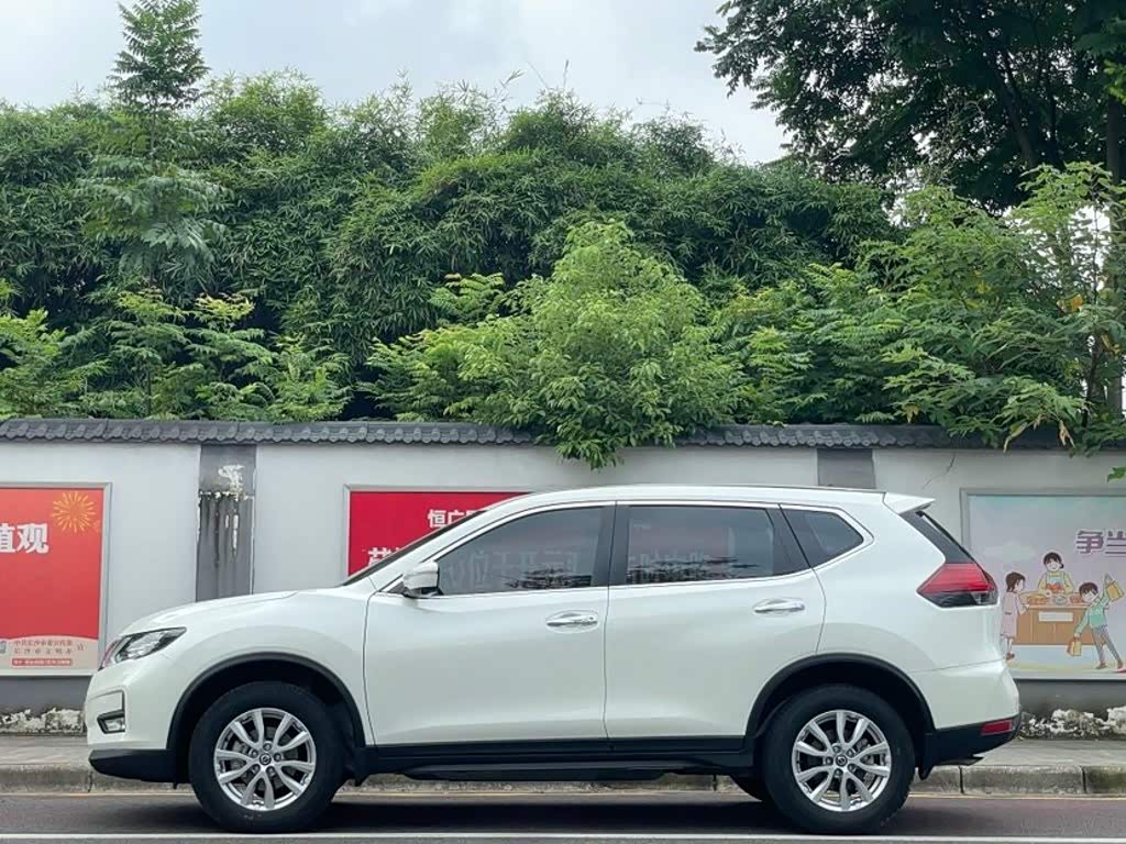 Nissan X-Trail 2.0 л 2023 г. Белый, пробег 26000 км