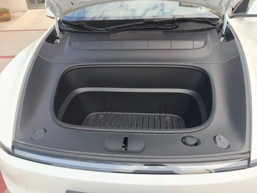 Tesla Model Y — миниатюра 20