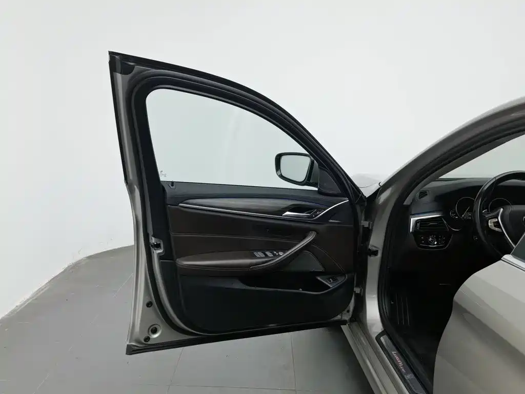 BMW 5 Series — миниатюра 8