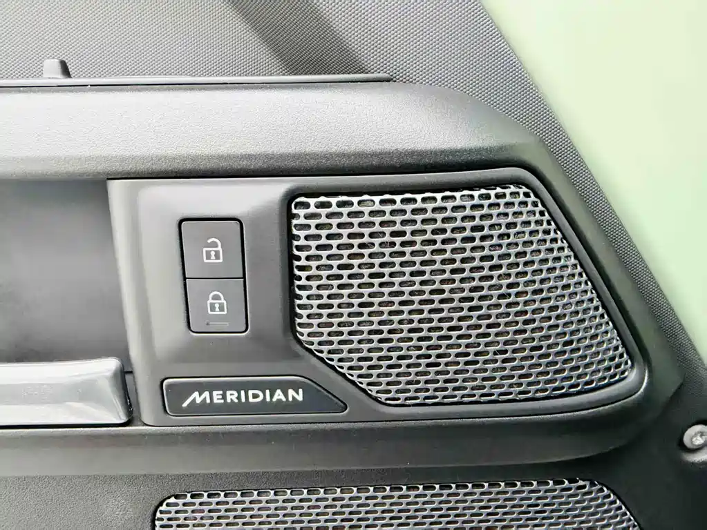 Land Rover Defender — миниатюра 7