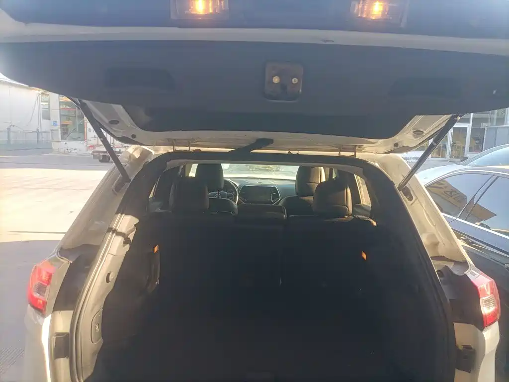 Jeep Cherokee — миниатюра 19