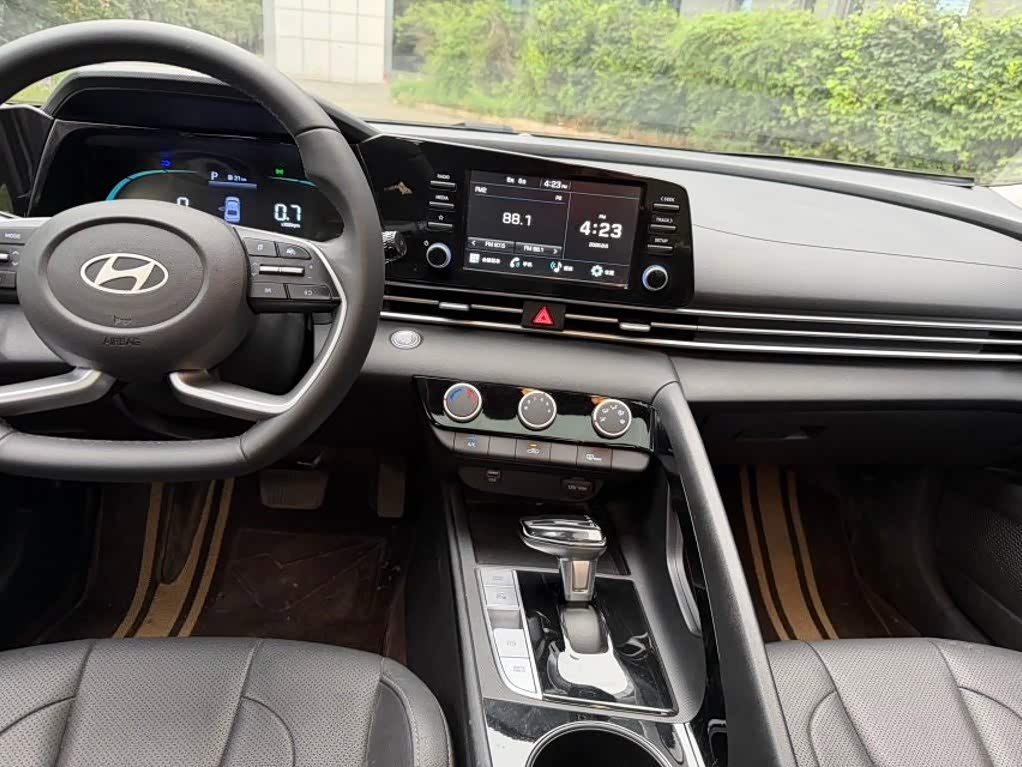 Hyundai Elantra 1.5 л 2024 г. Белый, пробег 45000 км