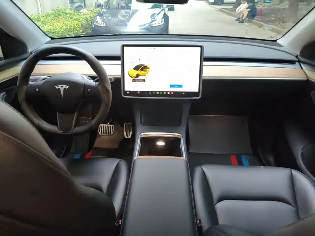 Tesla Model Y — миниатюра 10