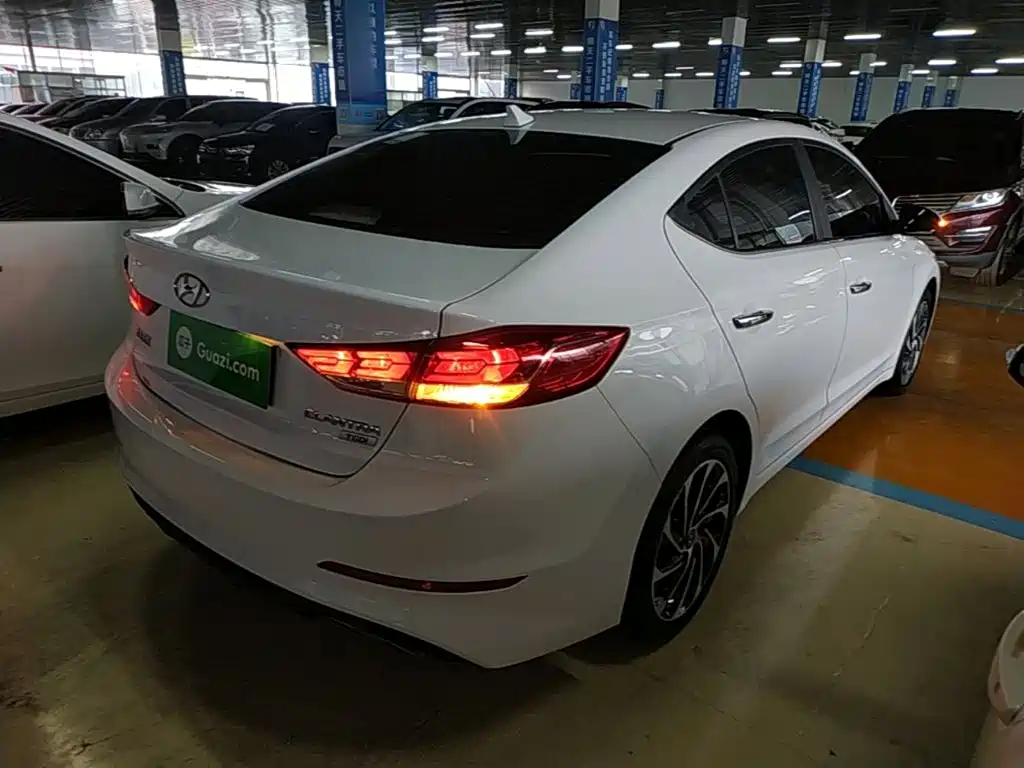 Hyundai Elantra — миниатюра 7