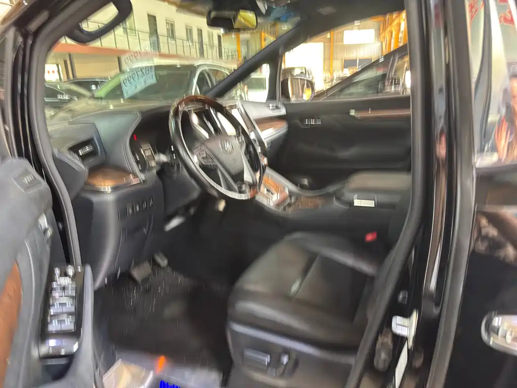 Toyota Alphard — миниатюра 4