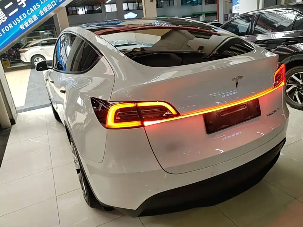 Tesla Model Y — миниатюра 5