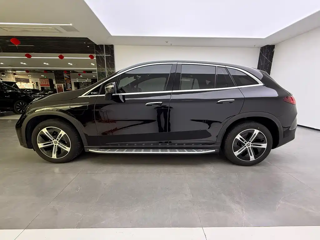 Mercedes-Benz EQE SUV — миниатюра 9