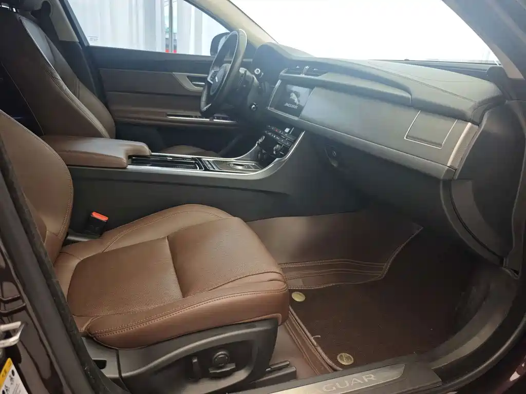 Jaguar XFL — миниатюра 13