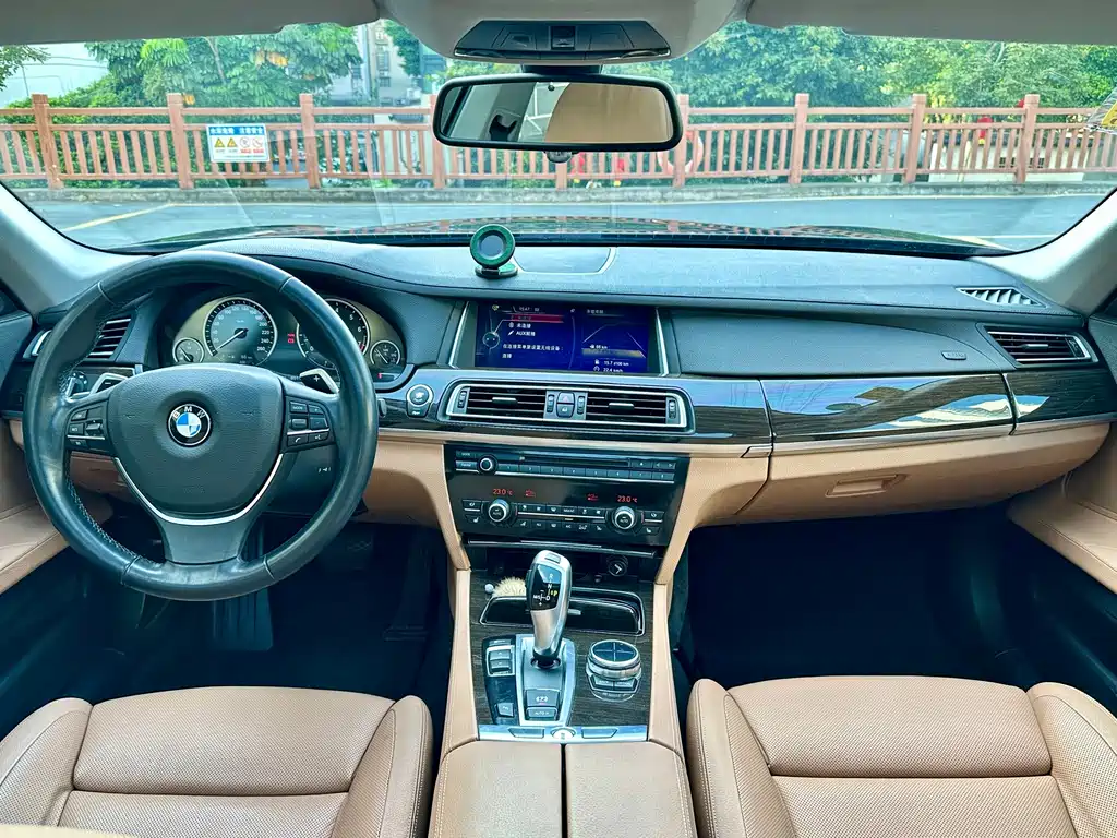 BMW 7 Series — миниатюра 18