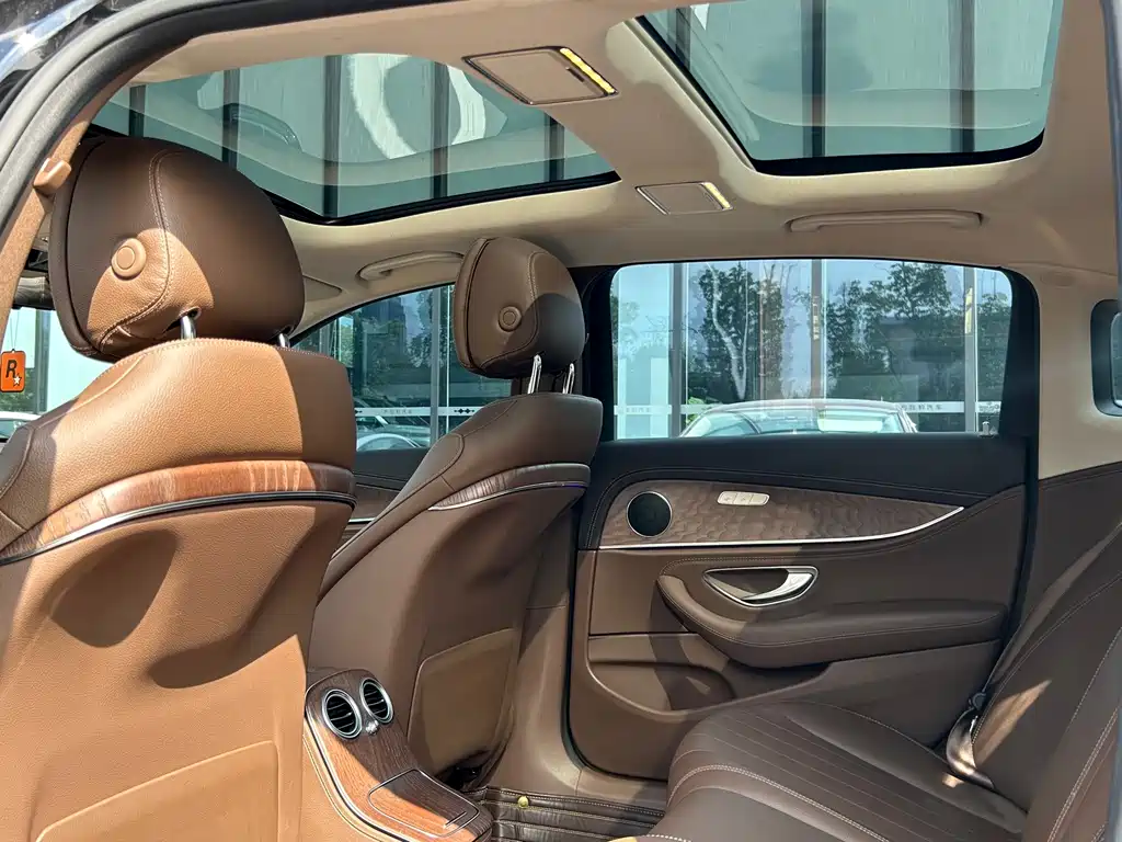 Mercedes-Benz E-Class — миниатюра 10