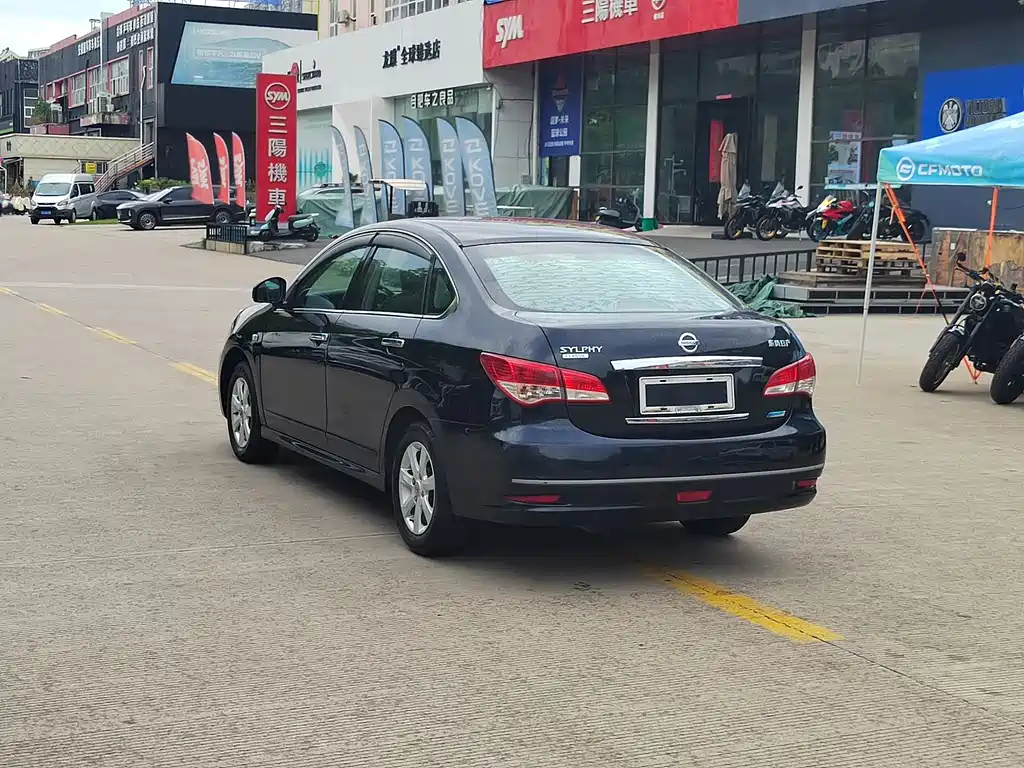 Nissan Sylphy 2016 1.6XE MT Lead