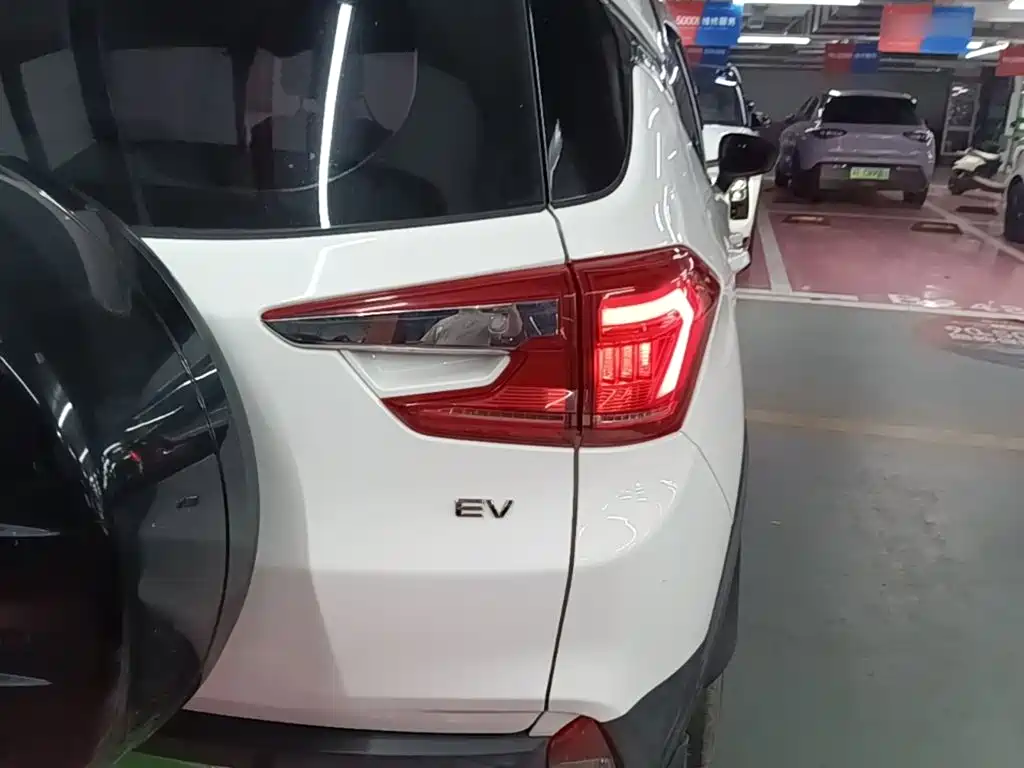 BYD Yuan EV — миниатюра 8