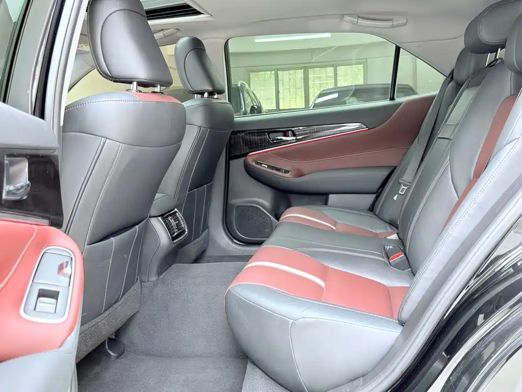 Toyota Crown — миниатюра 4