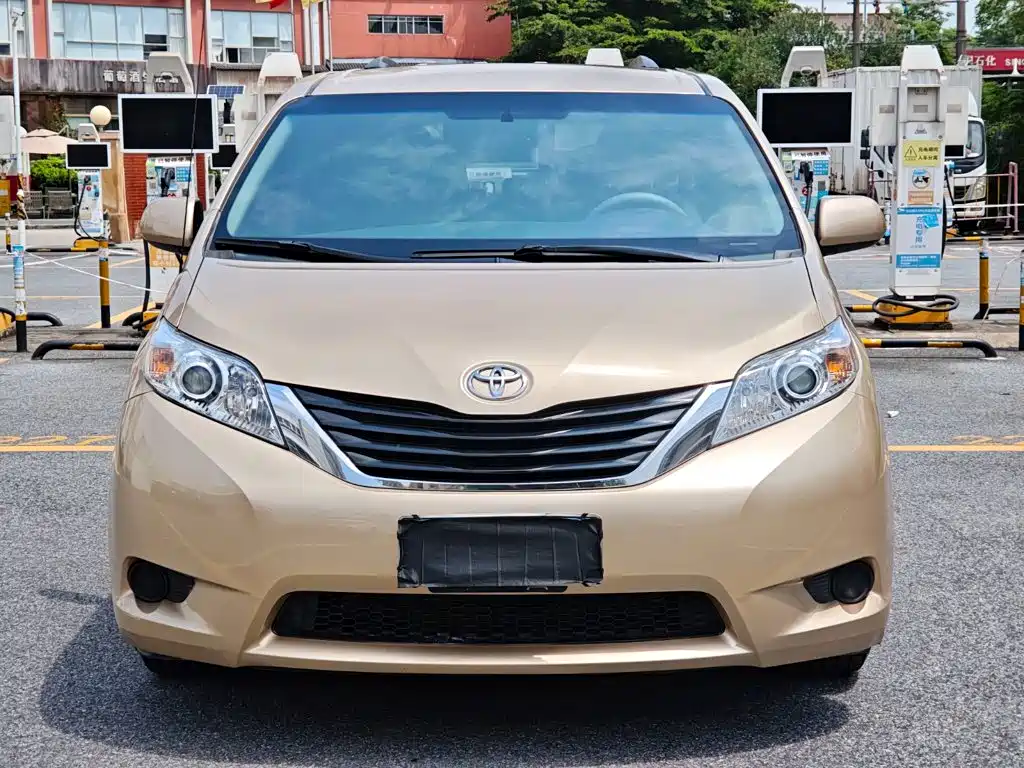 Toyota Sienna — миниатюра 2