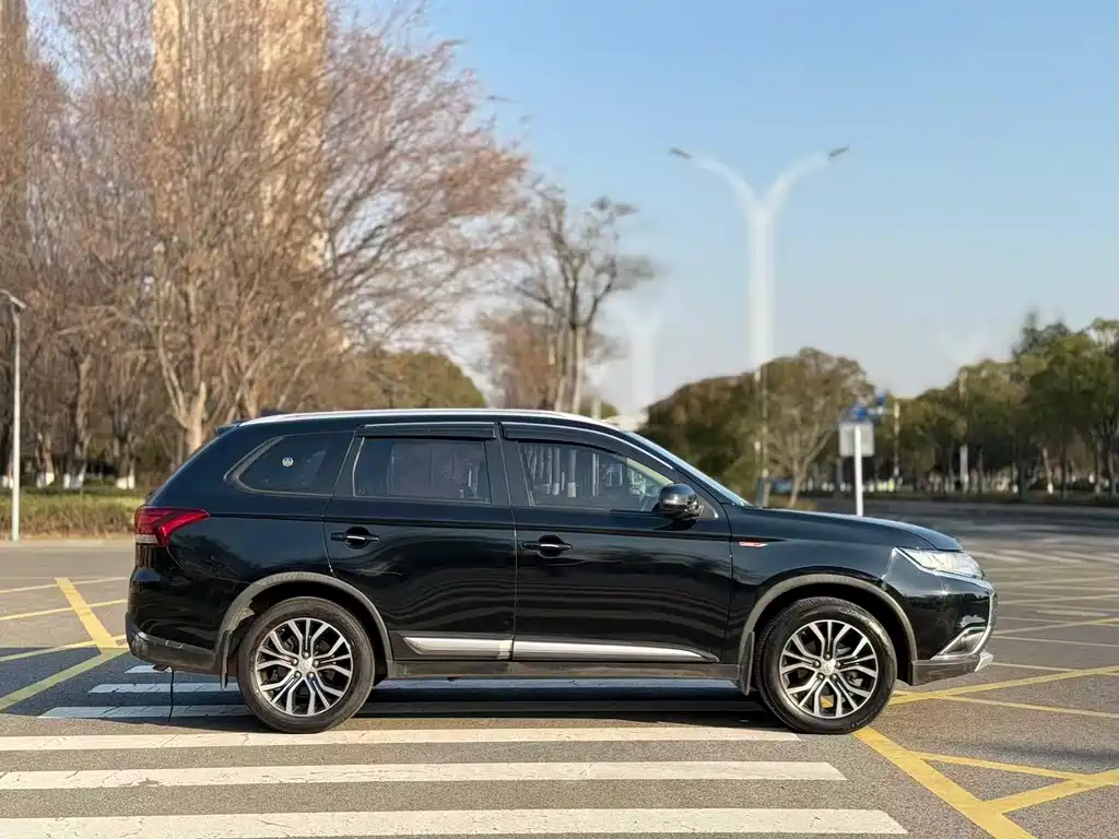 MITSUBISHI OUTLANDER