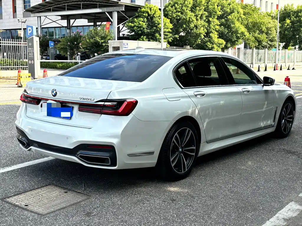 BMW 7 Series — миниатюра 6