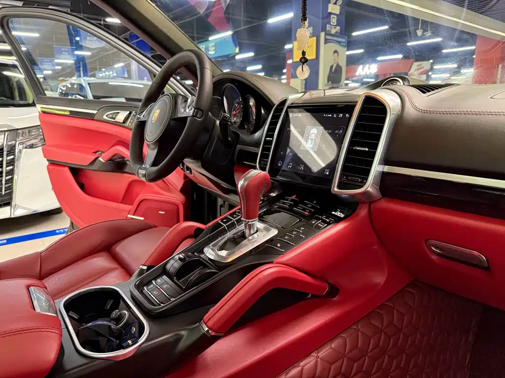 Porsche Cayenne — миниатюра 7