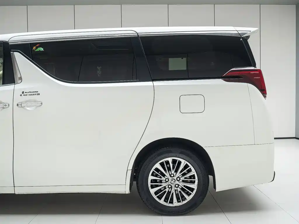 Toyota Alphard — миниатюра 3