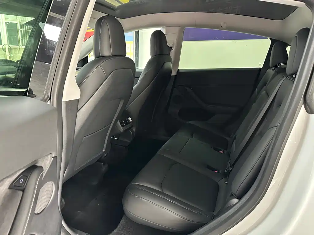 Tesla Model Y — миниатюра 5