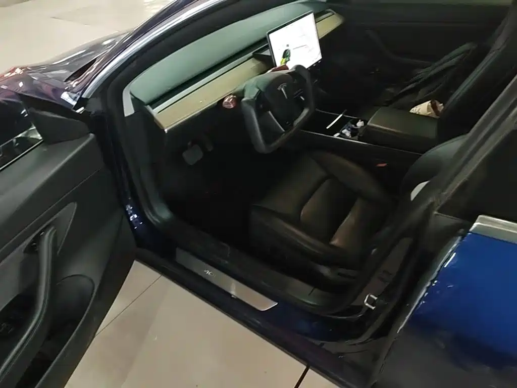 Tesla Model 3 — миниатюра 16