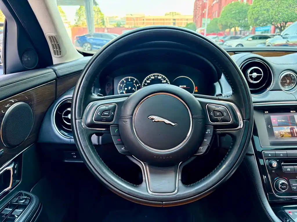 Jaguar XJ — миниатюра 7
