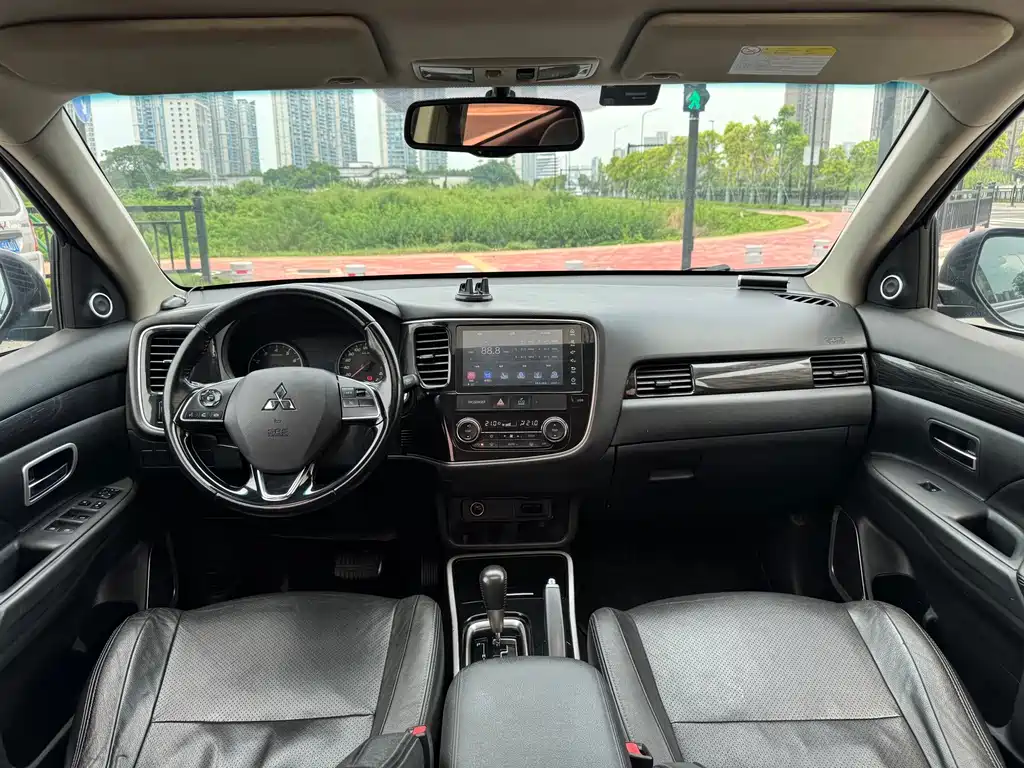 Mitsubishi Outlander — миниатюра 7