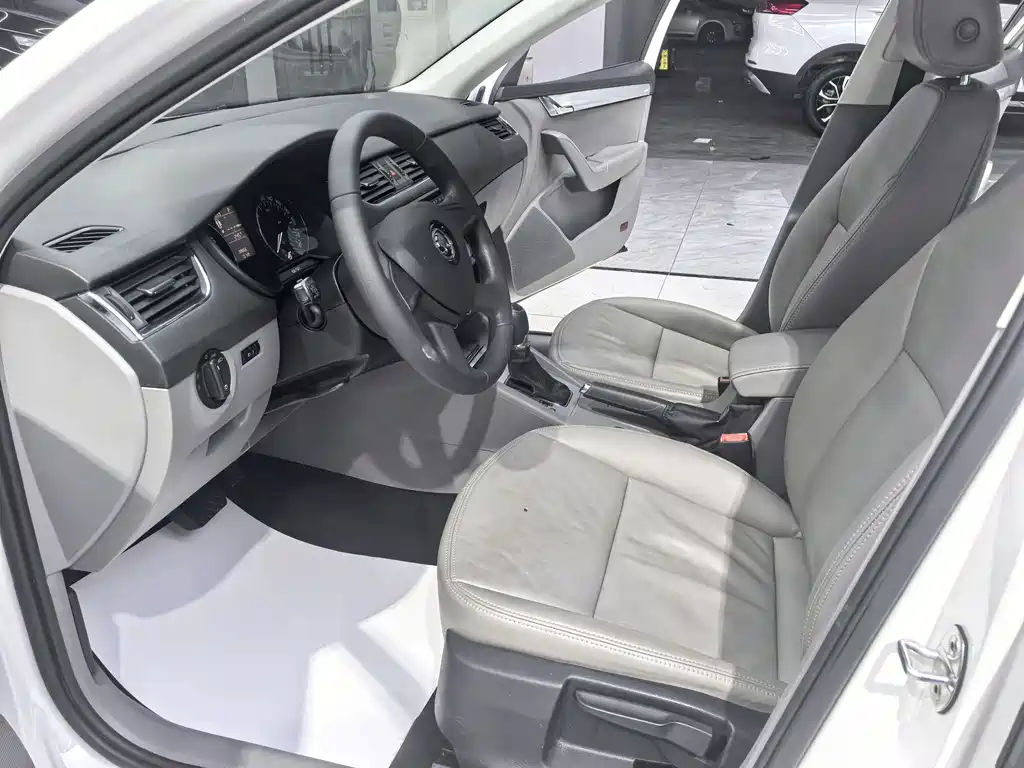 Skoda Octavia 2015 1.6L AT