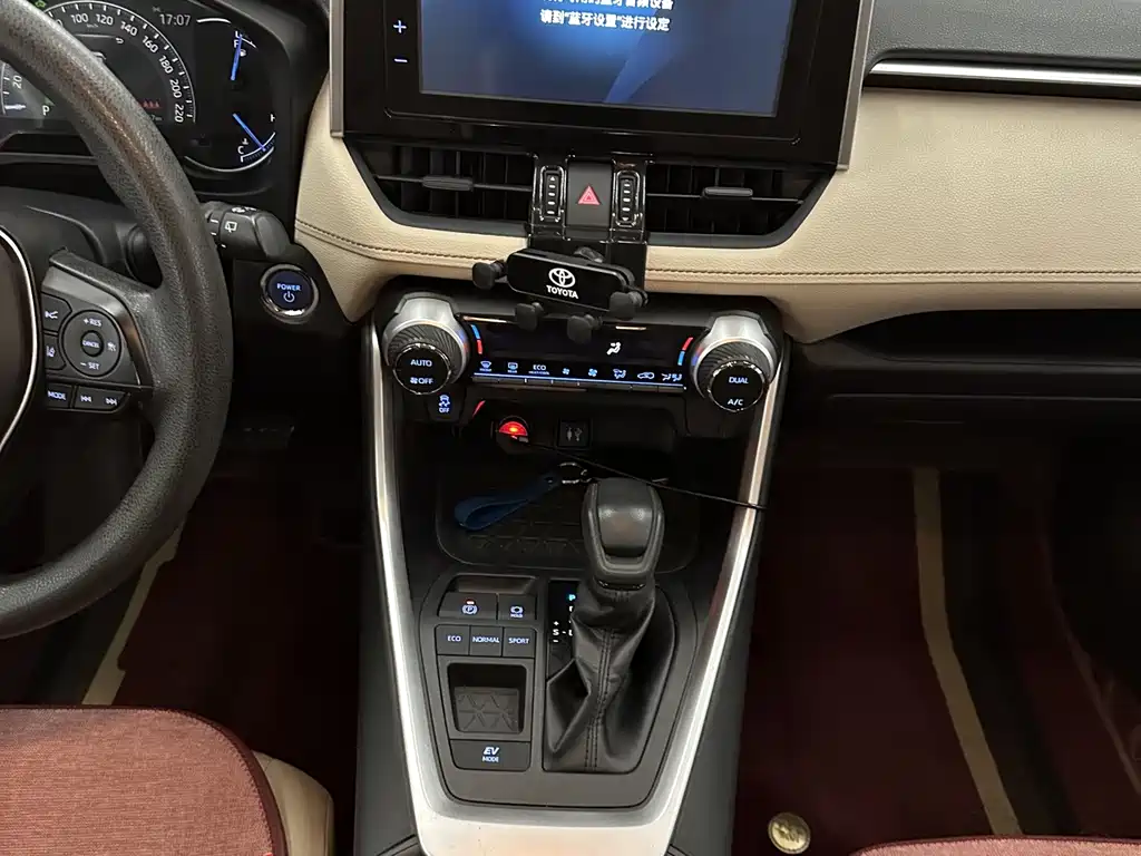 Toyota RAV4 — миниатюра 7