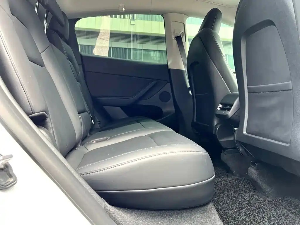 Tesla Model Y — миниатюра 8