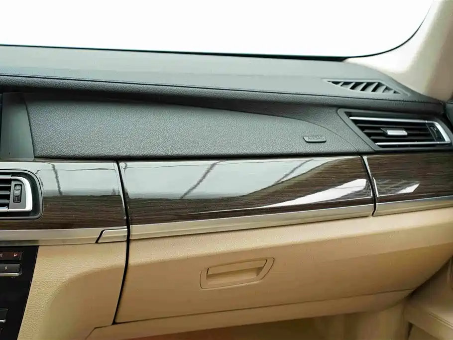 BMW 7 Series — миниатюра 34