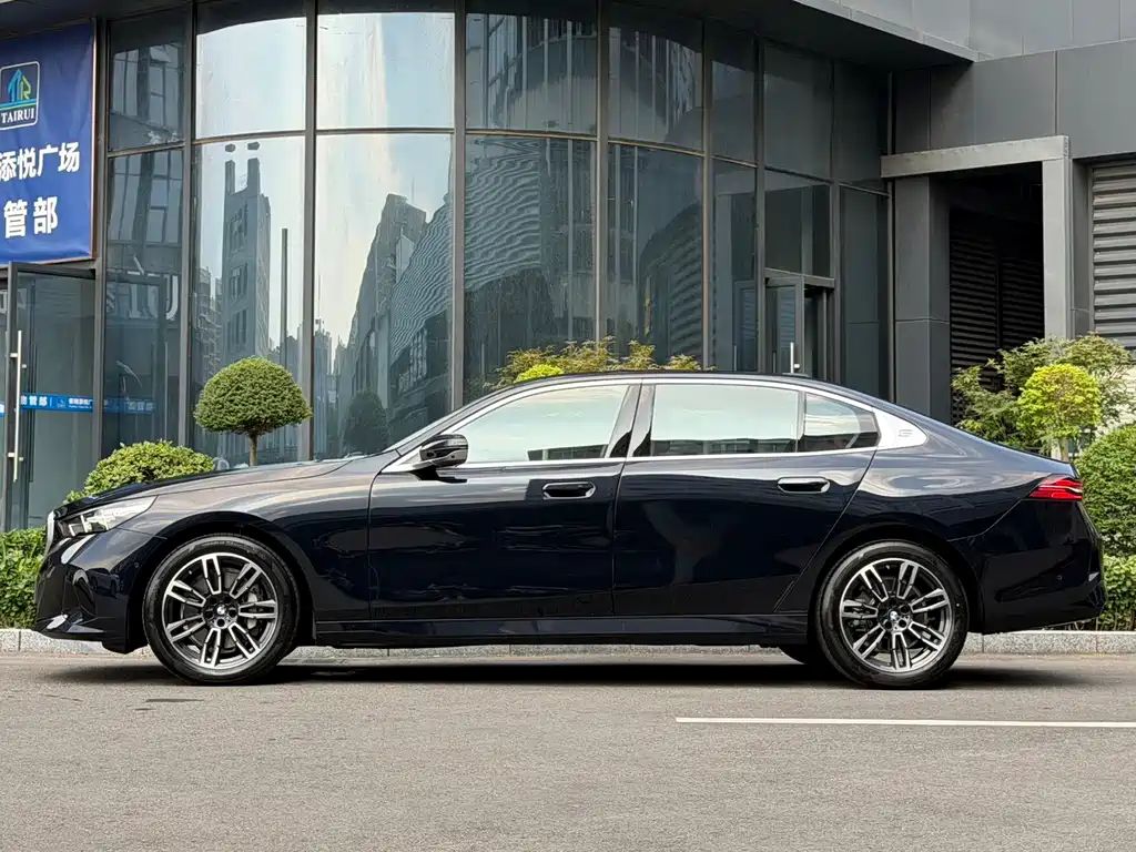BMW 5 Series — миниатюра 7