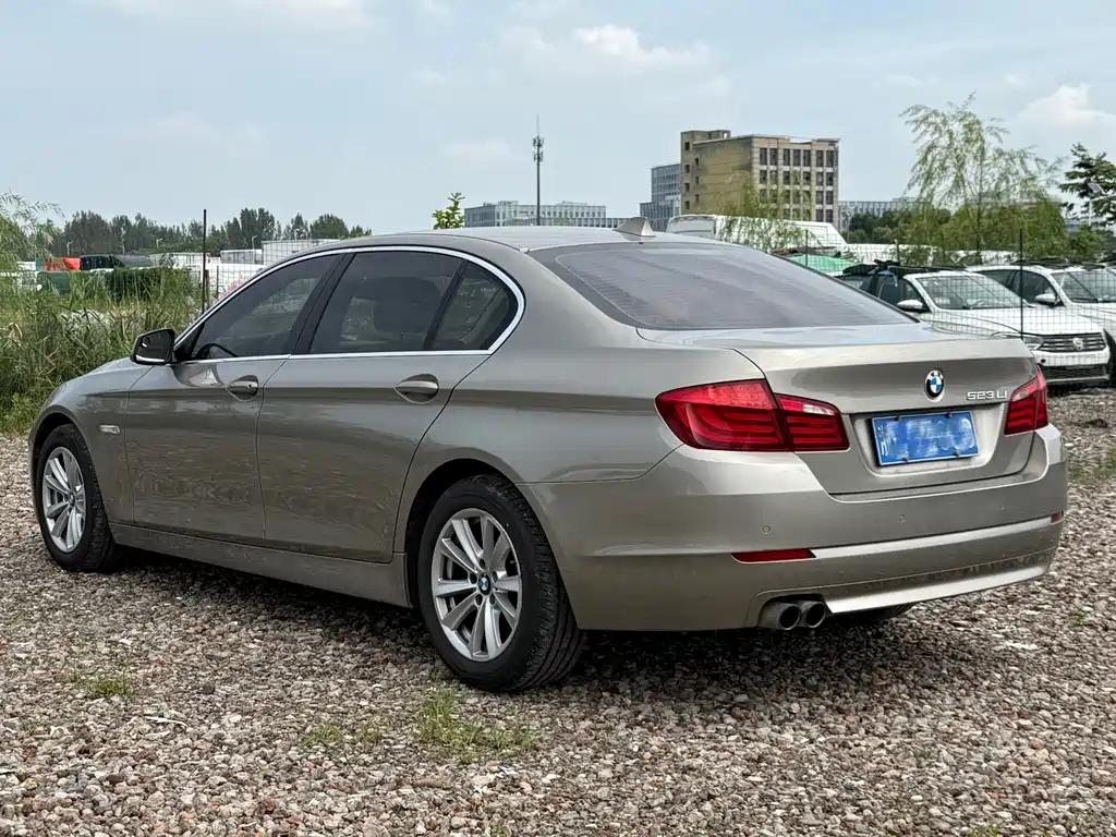 BMW 5 Series — миниатюра 11