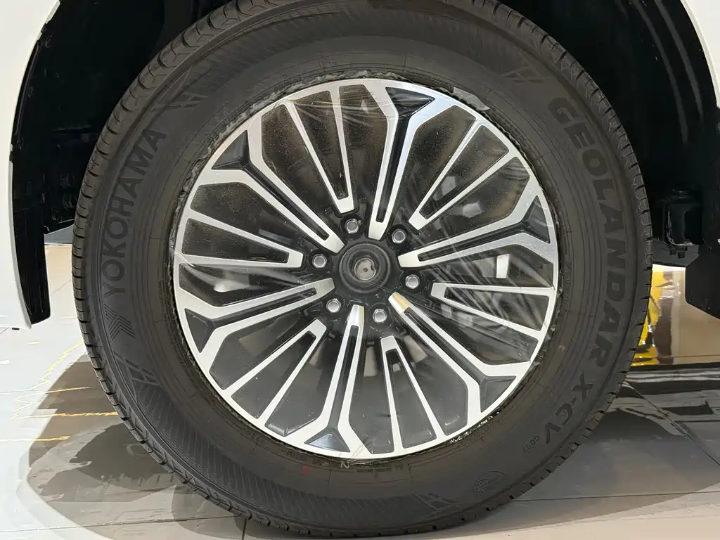 Nissan Patrol — миниатюра 6