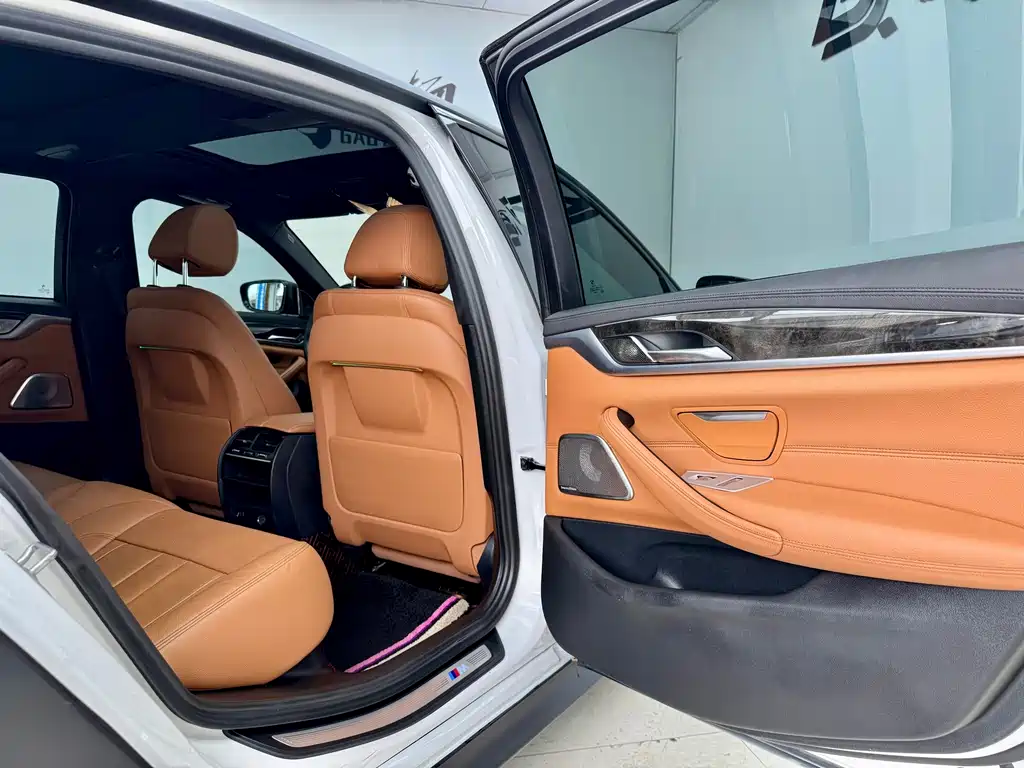 BMW 5 Series — миниатюра 11