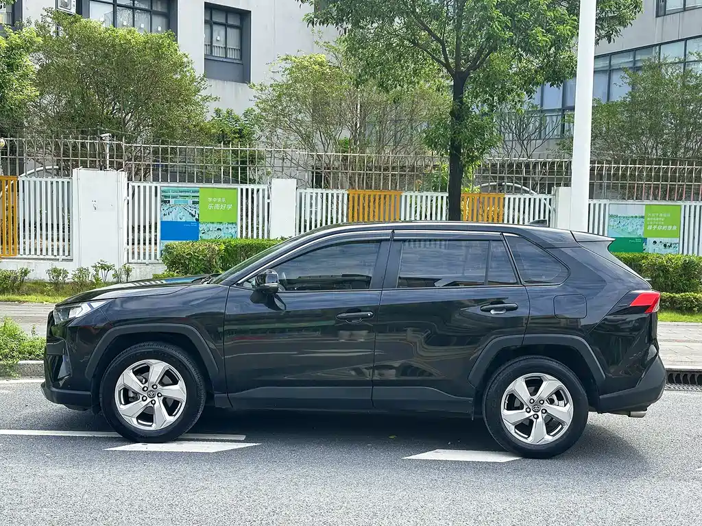 Toyota RAV4 — миниатюра 3
