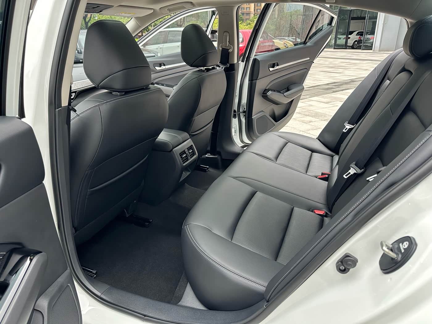 Nissan Teana 2.0 л 2025 г. Белый, пробег 16000 км
