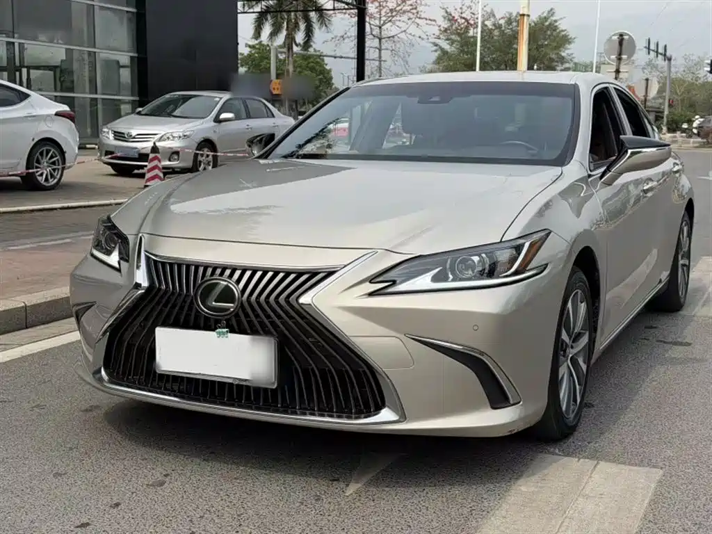 Lexus ES 2020