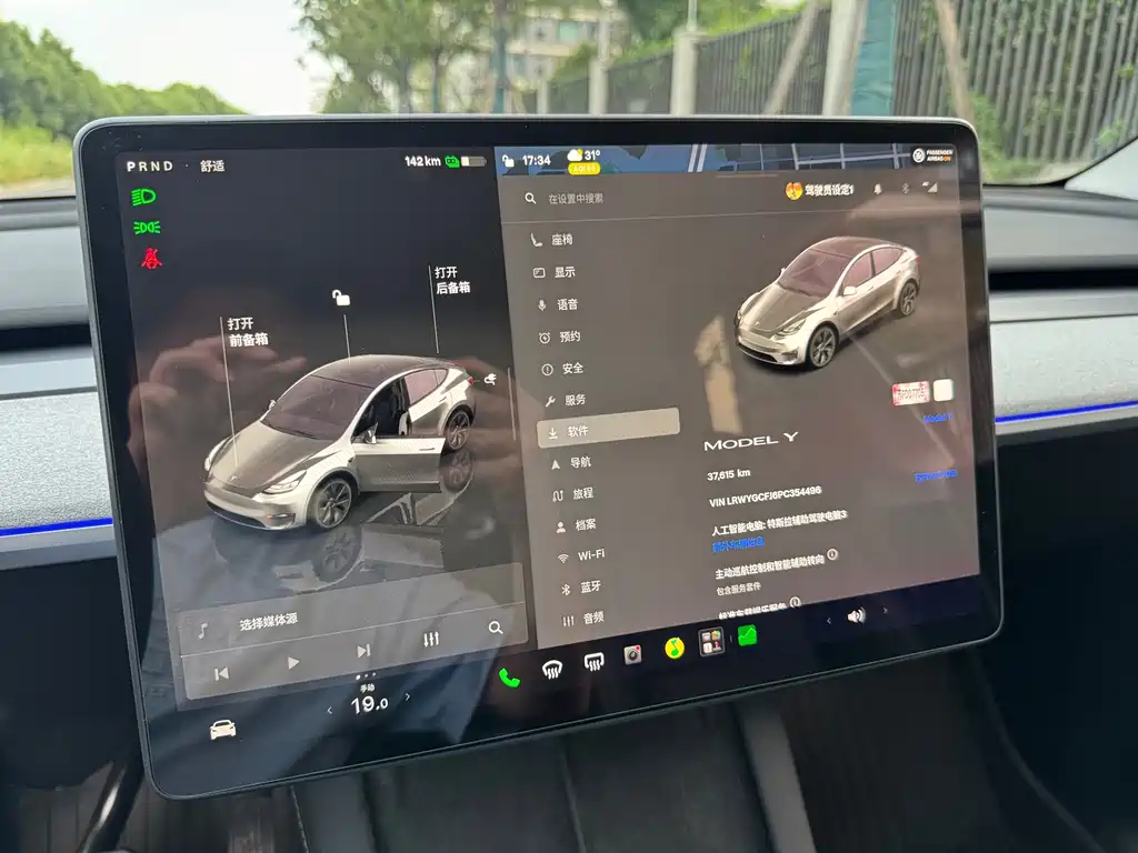 Tesla Model Y — миниатюра 10