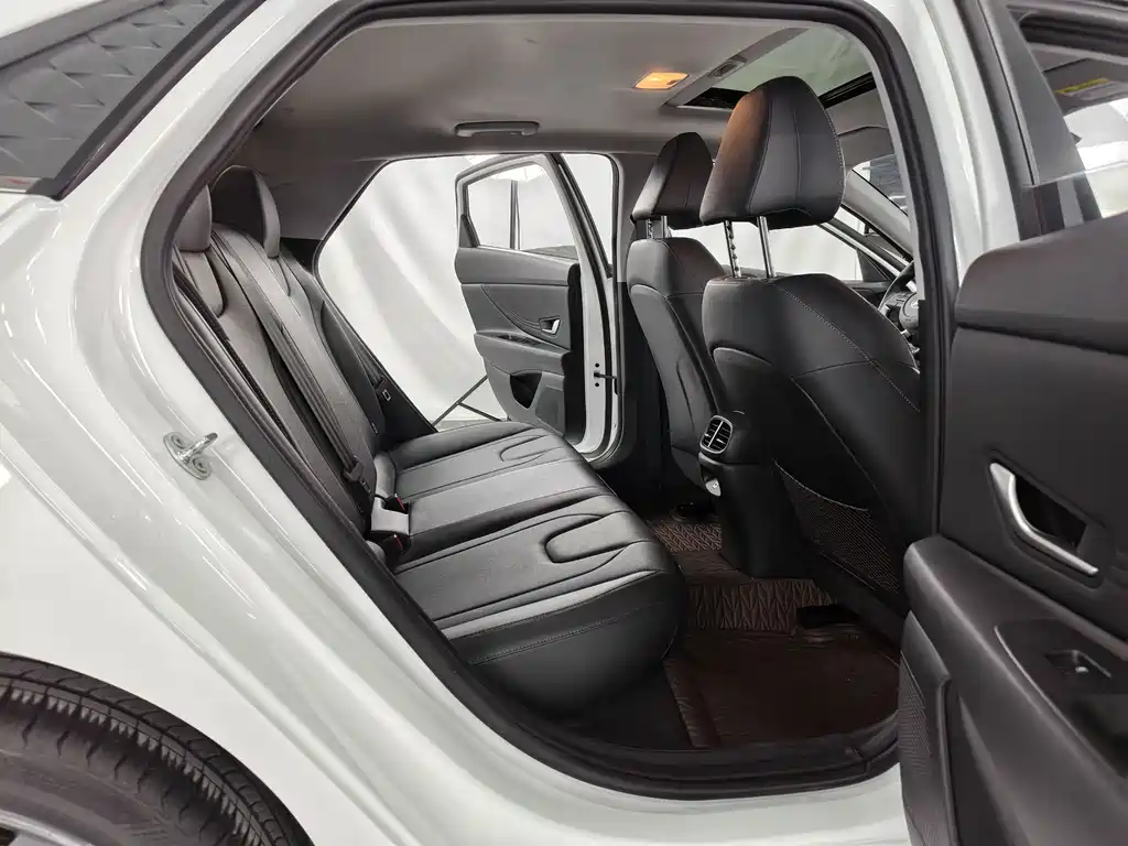 Hyundai Elantra — миниатюра 17