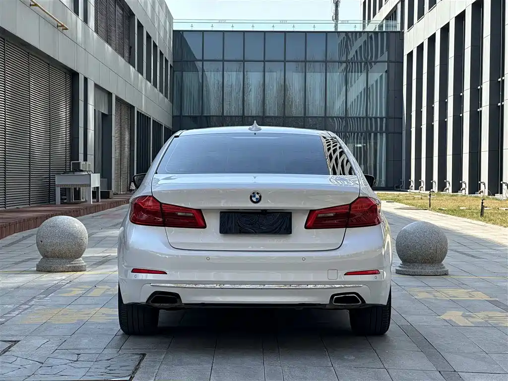 BMW 5 SERIES