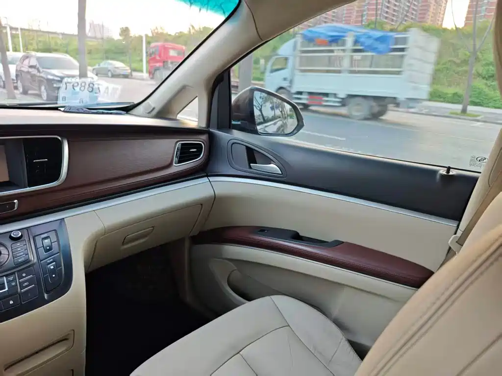 Buick GL8 — миниатюра 12