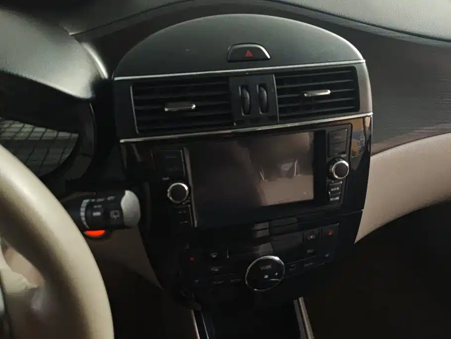 Nissan Tiida — миниатюра 13