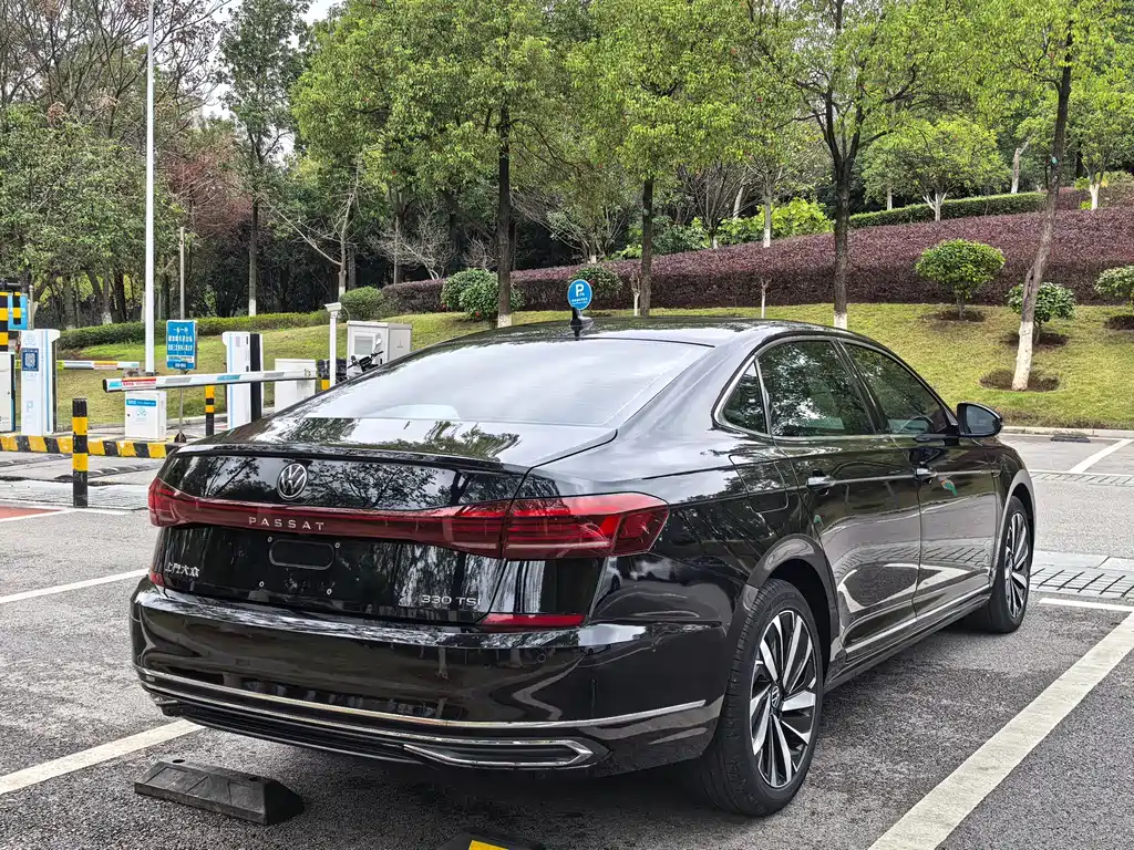 Volkswagen Passat 2023 330TSI Luxury