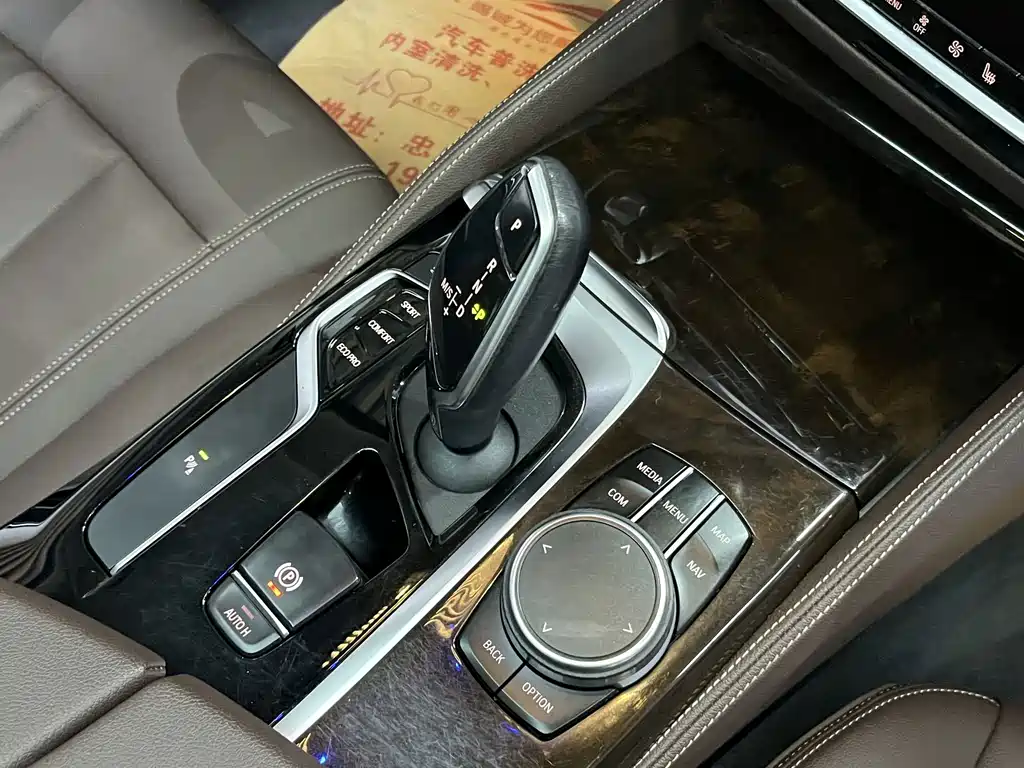 BMW 5 Series — миниатюра 9