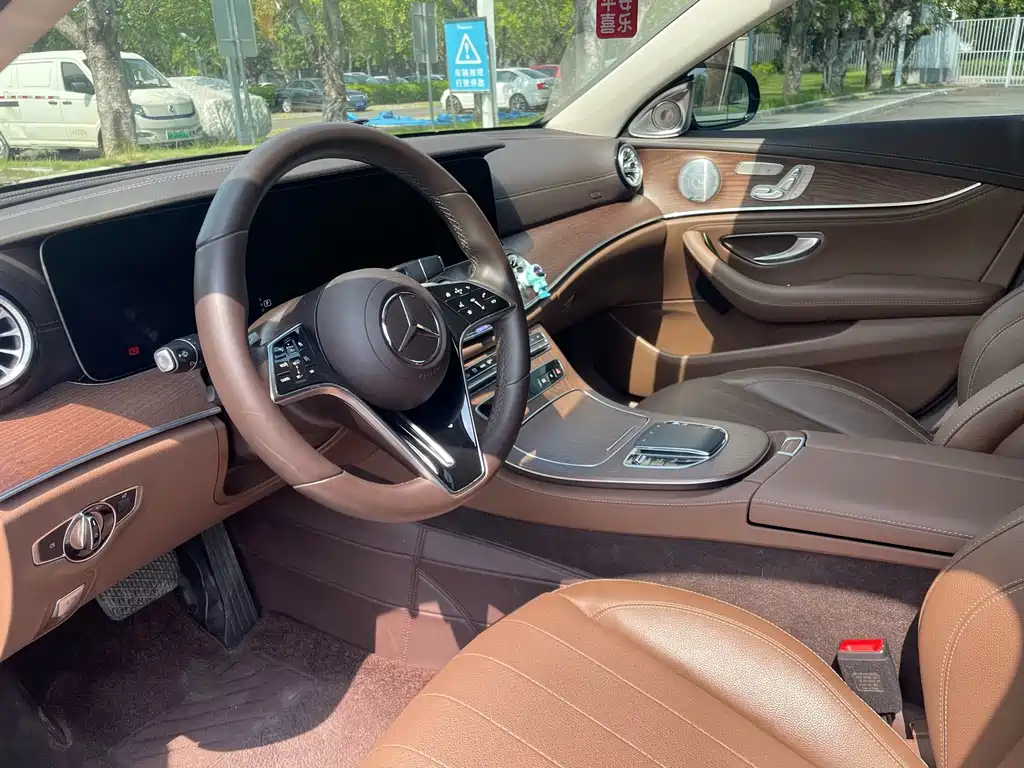 Mercedes-Benz E-Class — миниатюра 7