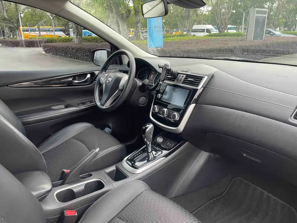 Nissan Tiida — миниатюра 9