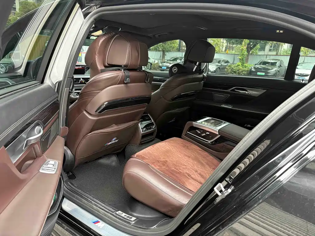 BMW 7 Series — миниатюра 5