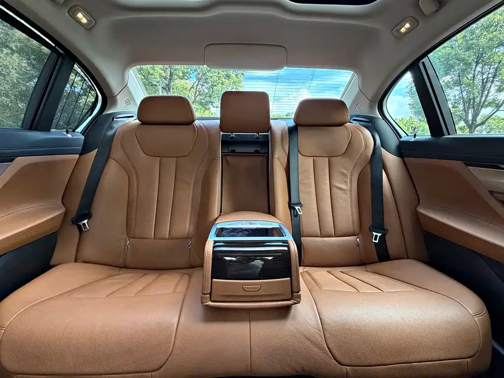 BMW 7 Series — миниатюра 12