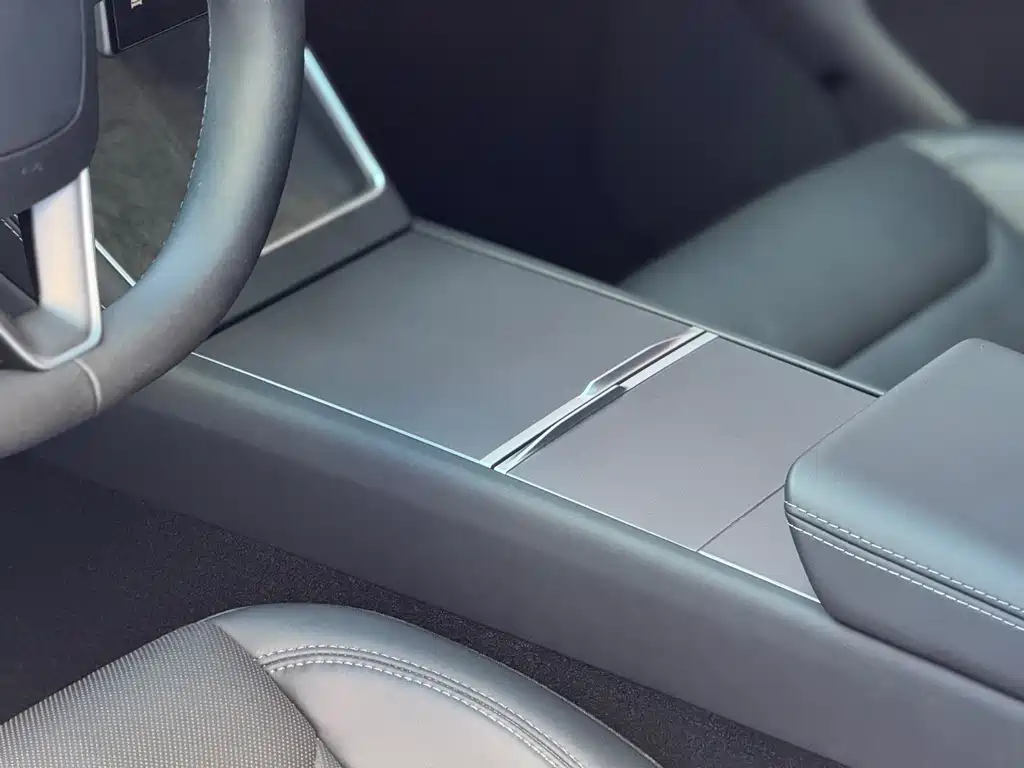 Tesla Model Y — миниатюра 12